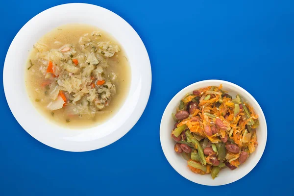 Cabbage soup on a white plate on a colored background. soup with — 스톡 사진