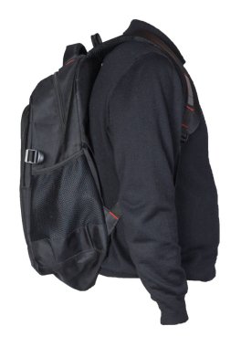 Siyah bir sırt çantası, örülmüş bir süveter giymişti.