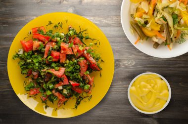 Domatesler, soğan, bir tabakta rezene. 