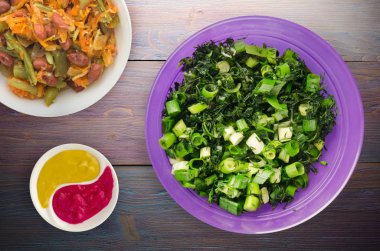  soğan ve dereotu ahşap arka plan üzerinde bir plaka üzerinde