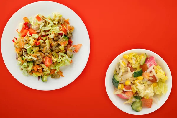Salada com estômagos de frango com verduras — Fotografia de Stock