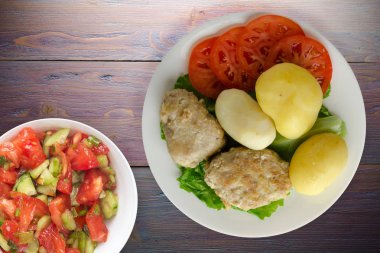 göğsü bir tabak patates ile