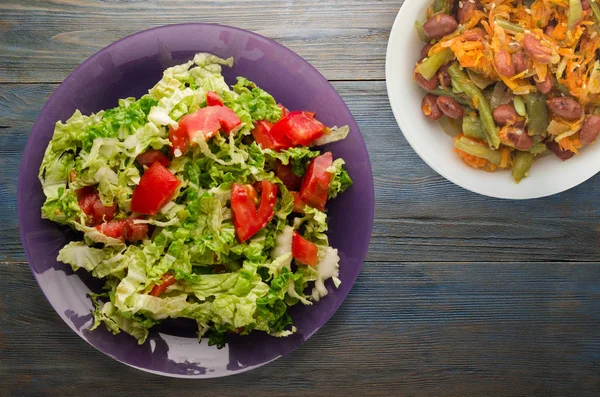 Salat aus Kohltomaten auf einem Teller auf einem hölzernen Hintergrund — Stockfoto