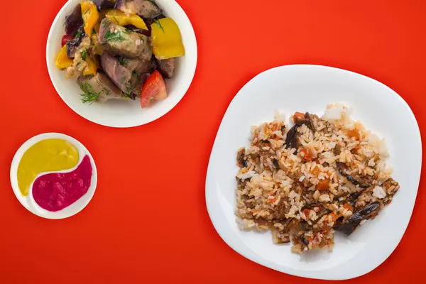 Arroz en un plato blanco con ensalada de verduras sobre un fondo de color. vista superior de arroz blanco. Cocina asiática .comida vegetariana —  Fotos de Stock