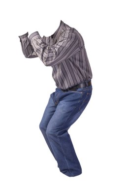 Beyaz arka planda izole edilmiş erkek gömleği ve kot pantolon. 