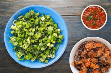  soğan ve dereotu ahşap arka plan üzerinde bir plaka üzerinde