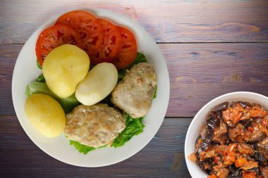  göğsü bir tabak patates ile