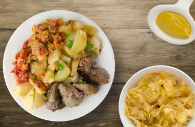  patates ve haşlanmış domates ile kızarmış karaciğer.  