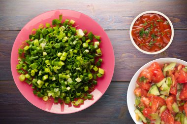   soğan bir plaka üzerinde 