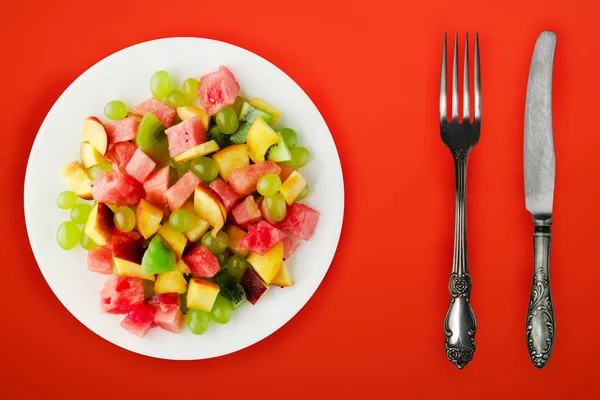 Hälsosam mat. färsk fruktsallad på en vit tallrik. veganska livsmedel o — Stockfoto