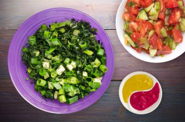  soğan ve dereotu ahşap arka plan üzerinde bir plaka üzerinde