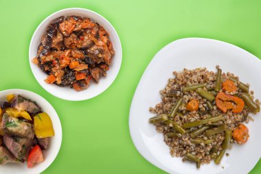  Yeşil fasulyeli karabuğday, sarımsaklı ve havuçlu.