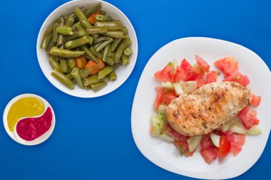 Domates salatası, salatalık ve soğanlı ızgara tavuk göğsü.. 