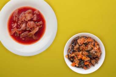 Renkli arka planda beyaz tabakta sebze çorbası. vejetaryen