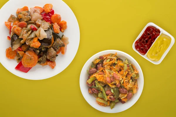 흰 접시 위에 야채 스튜. 색깔 이 있는 채소를 삶음 — 스톡 사진