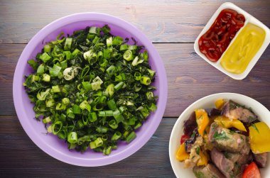 soğan ve dereotu ahşap arka plan üzerinde bir plaka üzerinde