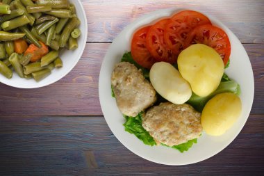 göğsü bir tabak patates ile
