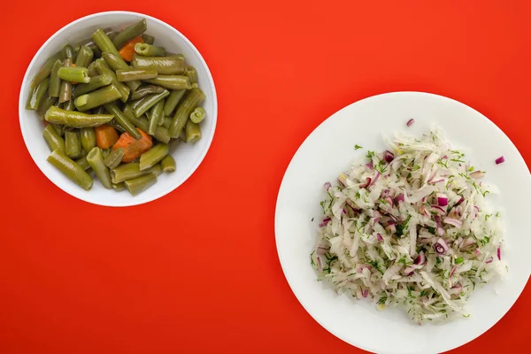 Sałatka daikon, cebula i koperek na kolorowym tle. sałatka na białym talerzu. wegetariańskie jedzenie. zdrowe jedzenie — Zdjęcie stockowe