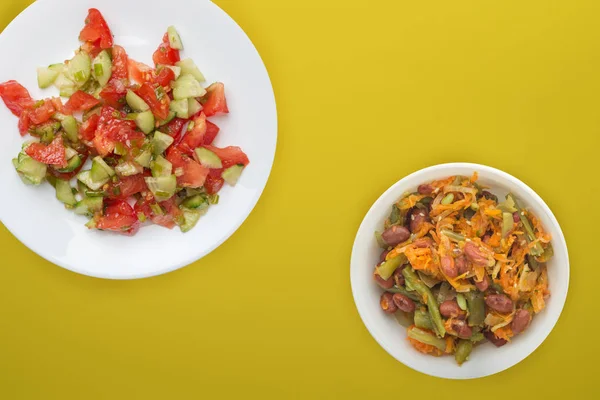 蔬菜沙拉配黄瓜、西红柿和青葱. 色彩斑斓的背景上的白盘沙拉。健康的蔬菜早餐俯瞰全景 — 图库照片