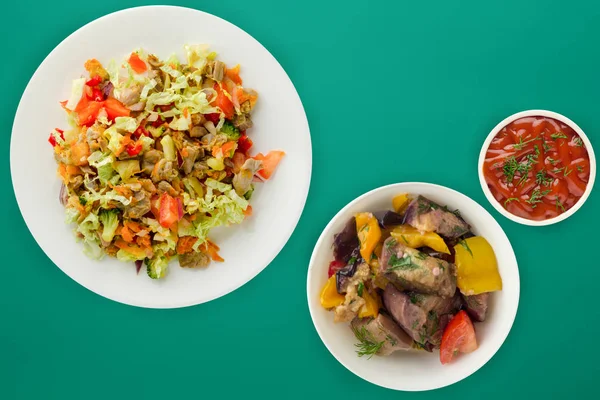 Sebzeli tavuk mideleri salatası — Stok fotoğraf