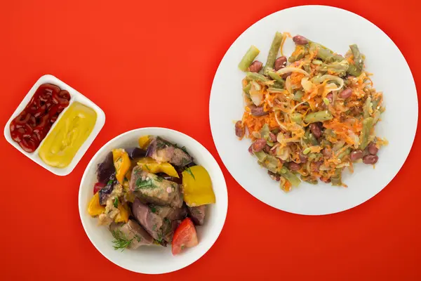 Vegetarischer Salat. Gesunde Ernährung. Salat aus Bohnen, Spargel, Zwiebeln, Karotten und Sesam auf einem Teller auf Holzgrund — Stockfoto