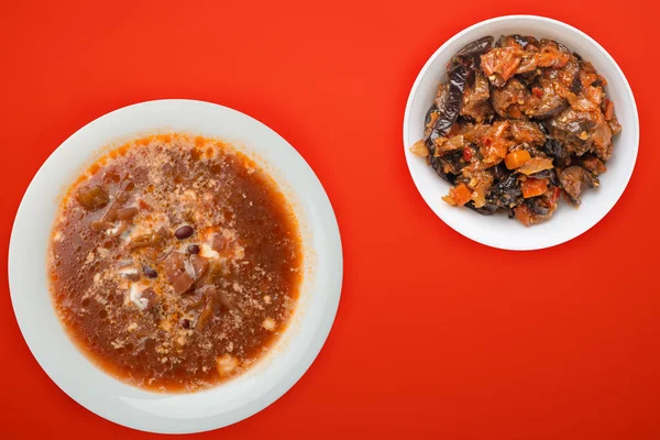 Borschtsch-Suppe auf farbigem Hintergrund. Borschtsch-Suppe mit saurer Sahne und Gemüsesalat. gesundes Mittagessen von oben — Stockfoto