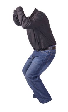 Beyaz arka planda izole edilmiş erkek gömleği ve kot pantolon.