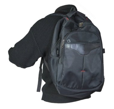 Örgü kazak giymiş siyah sırt çantası beyaz arka planda izole edilmiş.