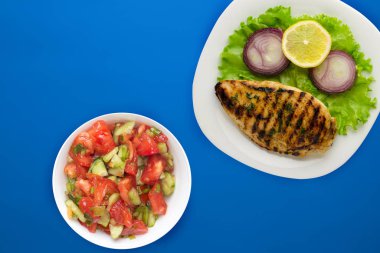  Sebzeli ızgara tavuk, limon, salata, soğan renginde.