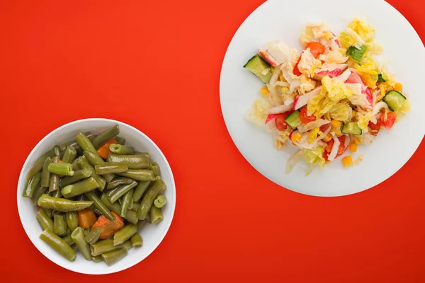 Makanan sehat. Vegetarian slates di piring putih. salad kepiting , — Stok Foto