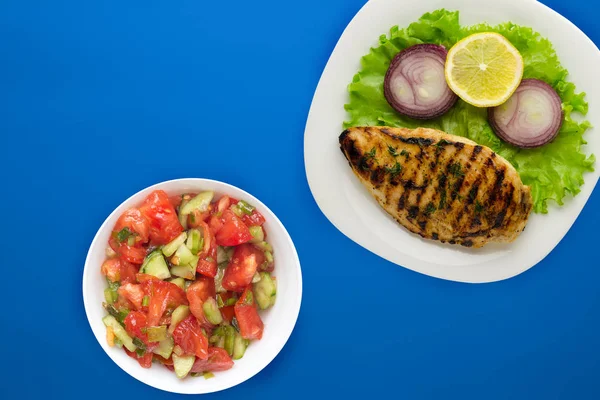  Sebzeli ızgara tavuk, limon, salata, soğan renginde.