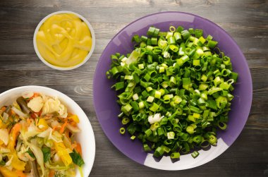  soğan ve dereotu ahşap arka plan üzerinde bir plaka üzerinde