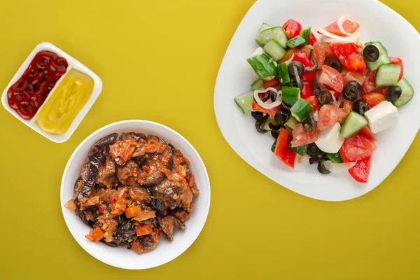 着色された背景にギリシャのサラダ。白いプレートの上からのギリシャのサラダ。健康食品 — ストック写真