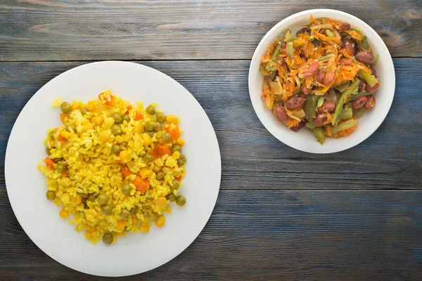 Comida asiática saludable. arroz amarillo en un plato blanco con verduras. comida saludable en una vista superior de fondo de color . —  Fotos de Stock
