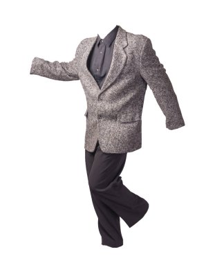 Beyaz arka planda erkek gri ceketi, gömlek ve pantolonu var. resmi takım