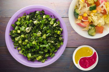 soğan ve dereotu ahşap arka plan üzerinde bir plaka üzerinde