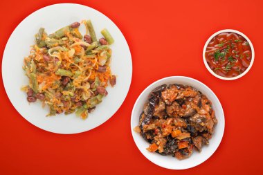 Vejetaryen salata. Sağlıklı gıda. Fasulye, kuşkonmaz, soğan, havuç ve ahşap arka plan üzerinde bir tabakta susam salata