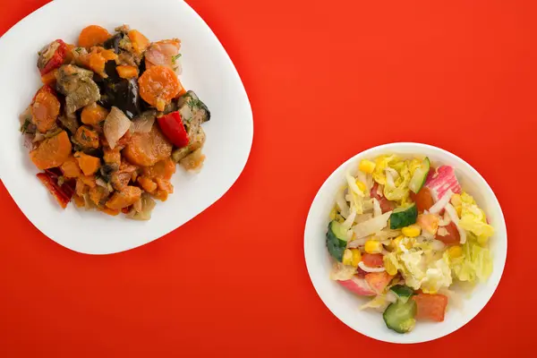 Beyaz tabakta sebze güveci. Renkli arka planda haşlanmış sebzeler. vejetaryen yemeği — Stok fotoğraf