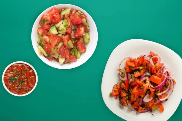 Comida vegetariana. tomates, cebolas, endro em uma chapa branca em um contexto colorido. alimentos saudáveis — Fotografia de Stock
