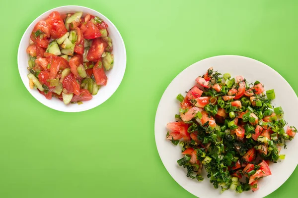 Vegetarische Kost. Tomaten, Zwiebeln, Dill auf einem weißen Teller auf farbigem Hintergrund. gesunde Ernährung — Stockfoto