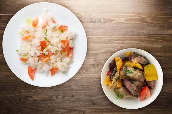 Arroz blanco en un plato blanco. arroz sobre un fondo de madera vista superior  . —  Fotos de Stock