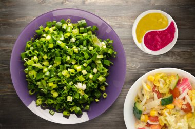 soğan ve dereotu ahşap arka plan üzerinde bir plaka üzerinde