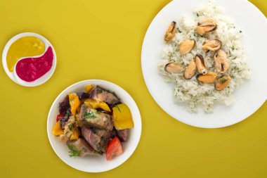 Dereotlu beyaz pirinç ve beyaz tabakta midye. Renkli arka plan manzaralı sebze salatasında pirinç. Asya mutfağı