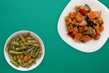 Beyaz tabakta sebze güveci. Renkli sebzeler. 