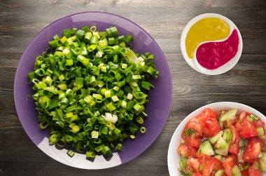  soğan ve dereotu ahşap arka plan üzerinde bir plaka üzerinde