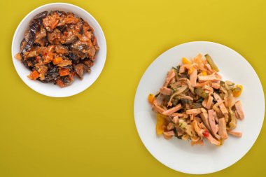  Berlin salatası beyaz bir tabakta, krlorlu bir arka planda. Salata. 