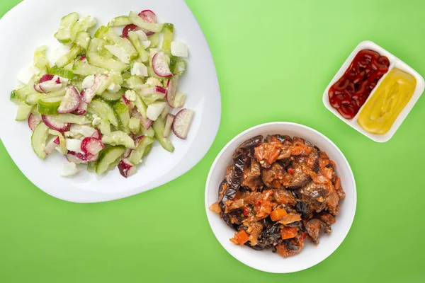 Salat mit Gurken und Eiern auf weißem Teller auf farbigem Rücken — Stockfoto