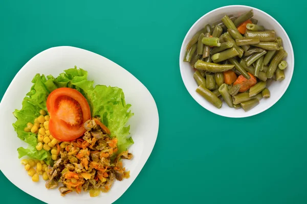 Salad with chicken stomachs with carrots and corn and salad on a — Stock Image Salad with chicken stomachs with carrots and corn and salad on a Stock Photo