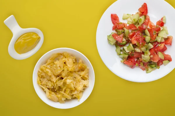 Вегетаріанський салат з огірками, помідорами та зеленню цибулі. Веганський салат на білій тарілці на кольоровому фоні. здоровий вид на овочевий сніданок — стокове фото