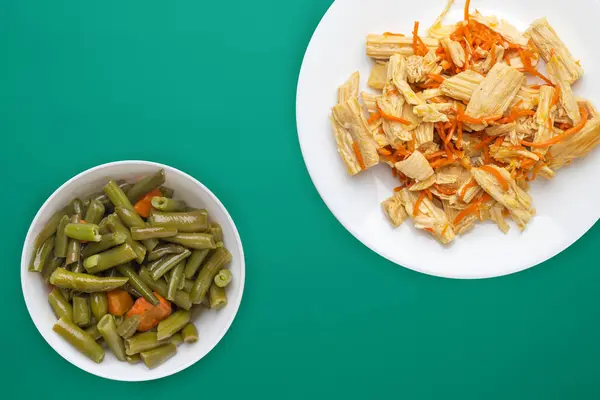 Espárragos de soja y ensalada de zanahoria en un plato blanco. espárragos de soja sobre un fondo de color. comida asiática vista superior. Comida vegetariana —  Fotos de Stock